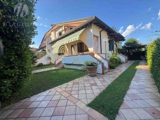 casa indipendente in vendita a Camaiore in zona Lido di Camaiore