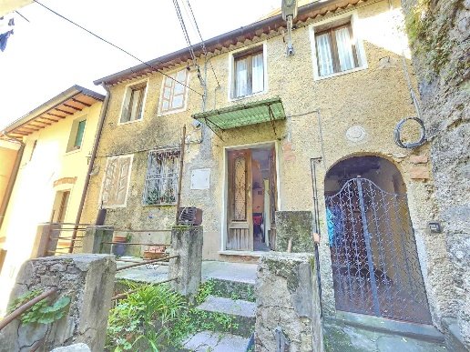 esavano in vendita a Camaiore in zona Vado