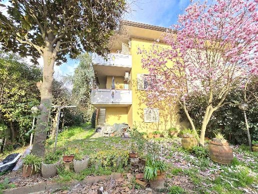 casa indipendente in vendita a Camaiore in zona Vado