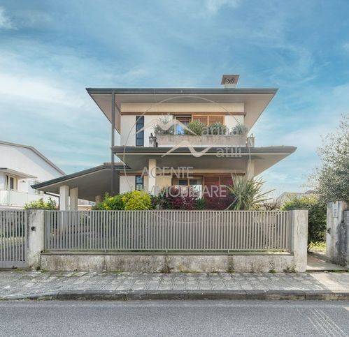 casa indipendente in vendita a Camaiore in zona Lido di Camaiore