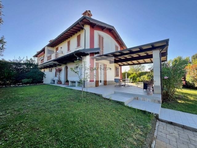 casa indipendente in vendita a Camaiore