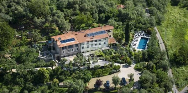 negozio in vendita a Camaiore in zona Capezzano Pianore