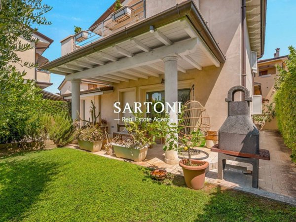casa indipendente in vendita a Camaiore in zona Capezzano Pianore