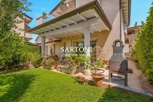 casa indipendente in vendita a Camaiore in zona Capezzano Pianore