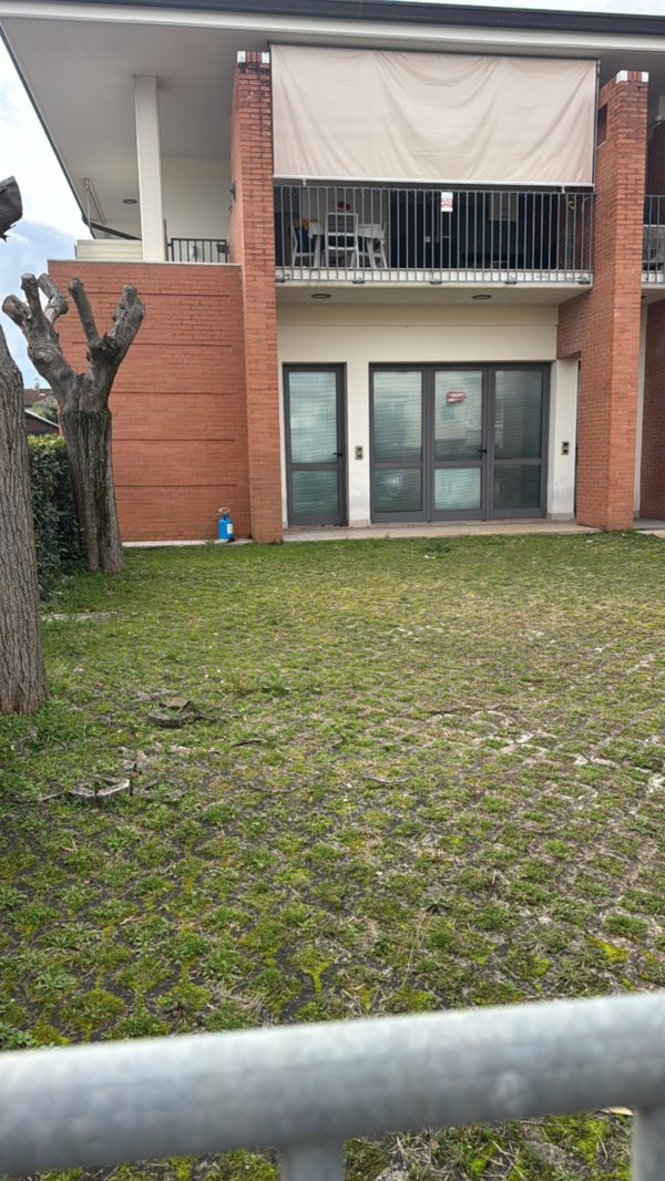 locale commerciale in vendita a Camaiore in zona Lido di Camaiore
