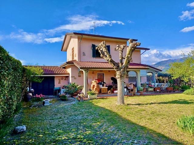 casa indipendente in vendita a Camaiore in zona Lido di Camaiore