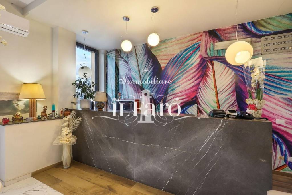 albergo in vendita a Camaiore in zona Lido di Camaiore