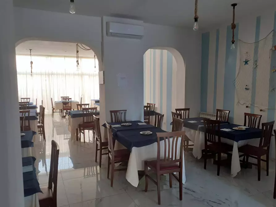 negozio in vendita a Camaiore in zona Lido di Camaiore