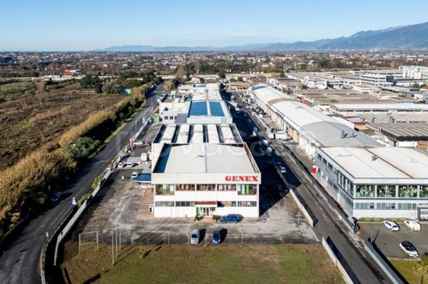 locale commerciale in vendita a Camaiore in zona Capezzano Pianore