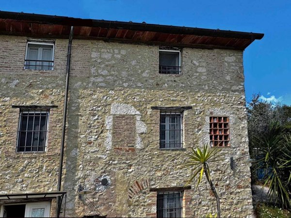 casa indipendente in vendita a Camaiore in zona Orbicciano