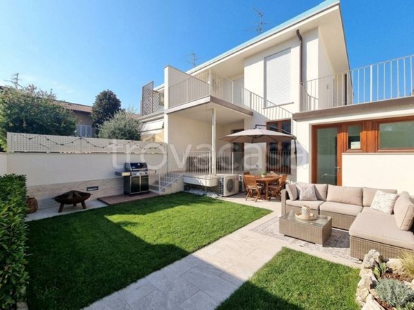 casa indipendente in vendita a Camaiore in zona Lido di Camaiore