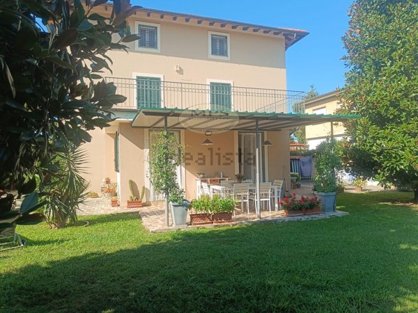 casa indipendente in vendita a Camaiore