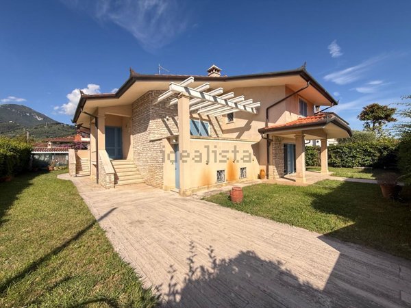 casa indipendente in vendita a Camaiore in zona Capezzano Pianore
