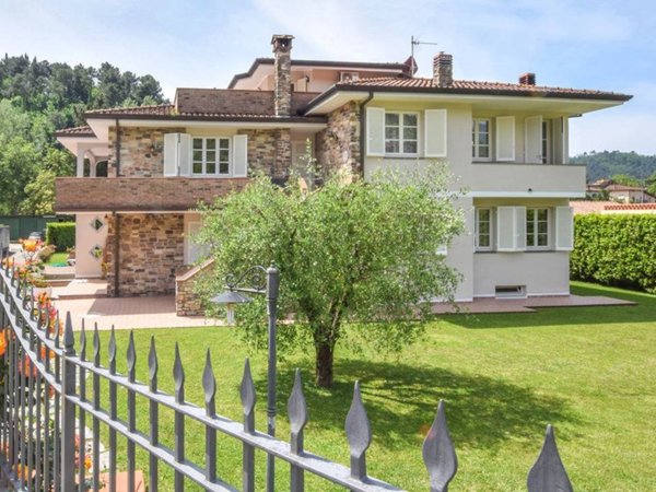 casa indipendente in vendita a Camaiore