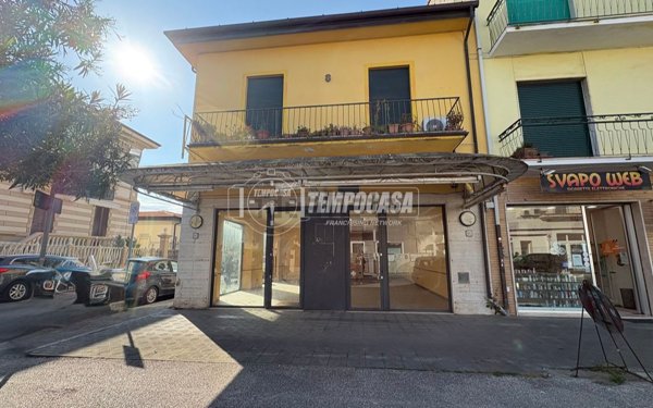locale commerciale in vendita a Camaiore