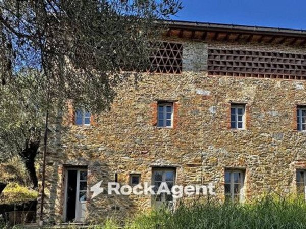 casa indipendente in vendita a Camaiore in zona Montebello