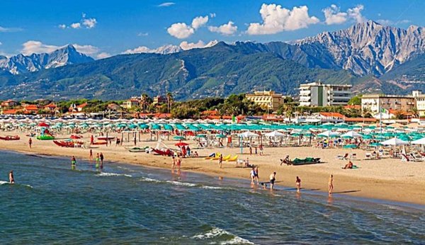 negozio in vendita a Camaiore in zona Capezzano Pianore