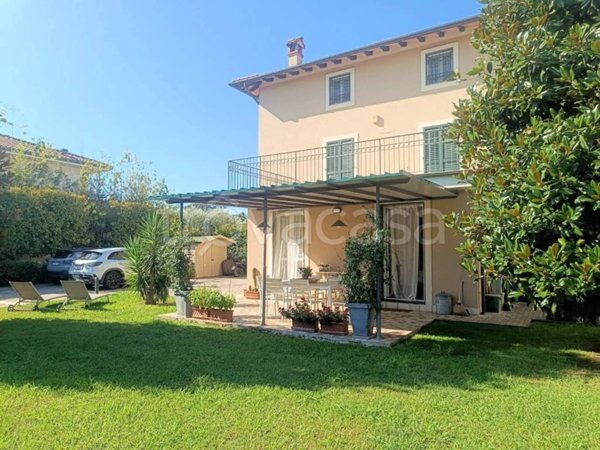 casa indipendente in vendita a Camaiore in zona Lido di Camaiore