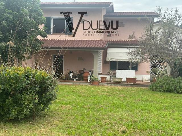 negozio in vendita a Camaiore in zona Capezzano Pianore