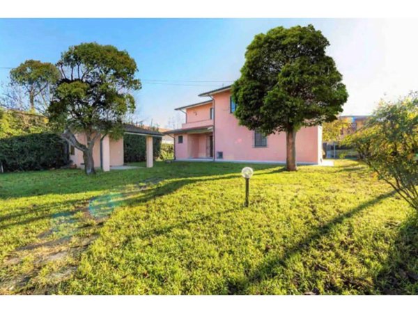 casa indipendente in vendita a Camaiore in zona Capezzano Pianore