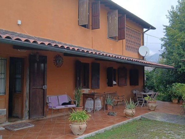casa indipendente in vendita a Camaiore in zona Capezzano Pianore