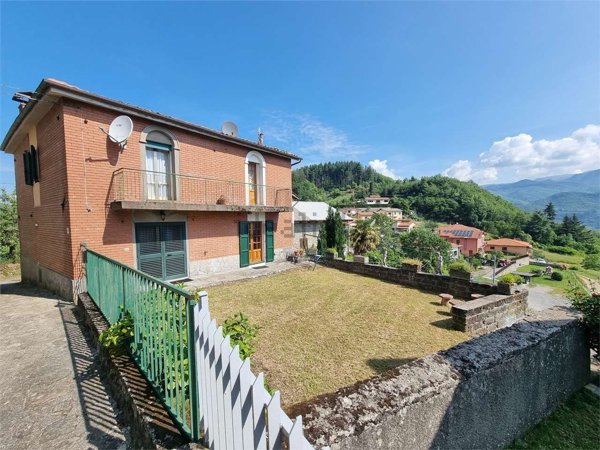 casa indipendente in vendita a Camporgiano in zona Casatico