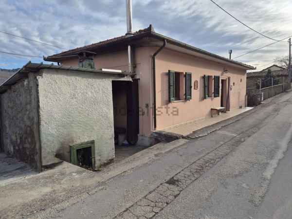 casa indipendente in vendita a Camporgiano in zona Poggio