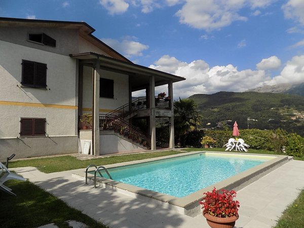 casa indipendente in vendita a Camporgiano