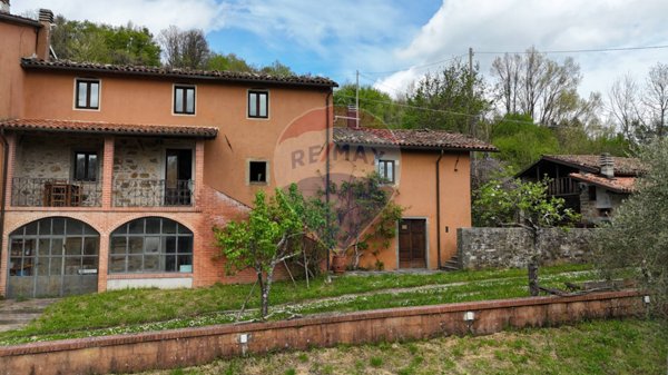 casa indipendente in vendita a Camporgiano in zona Poggio
