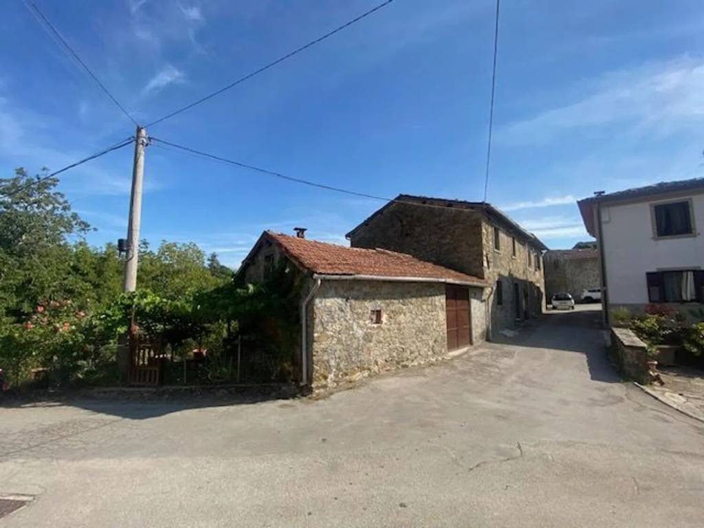 casa indipendente in vendita a Camporgiano in zona Cascianella