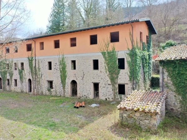 intera palazzina in vendita a Camporgiano in zona Poggio
