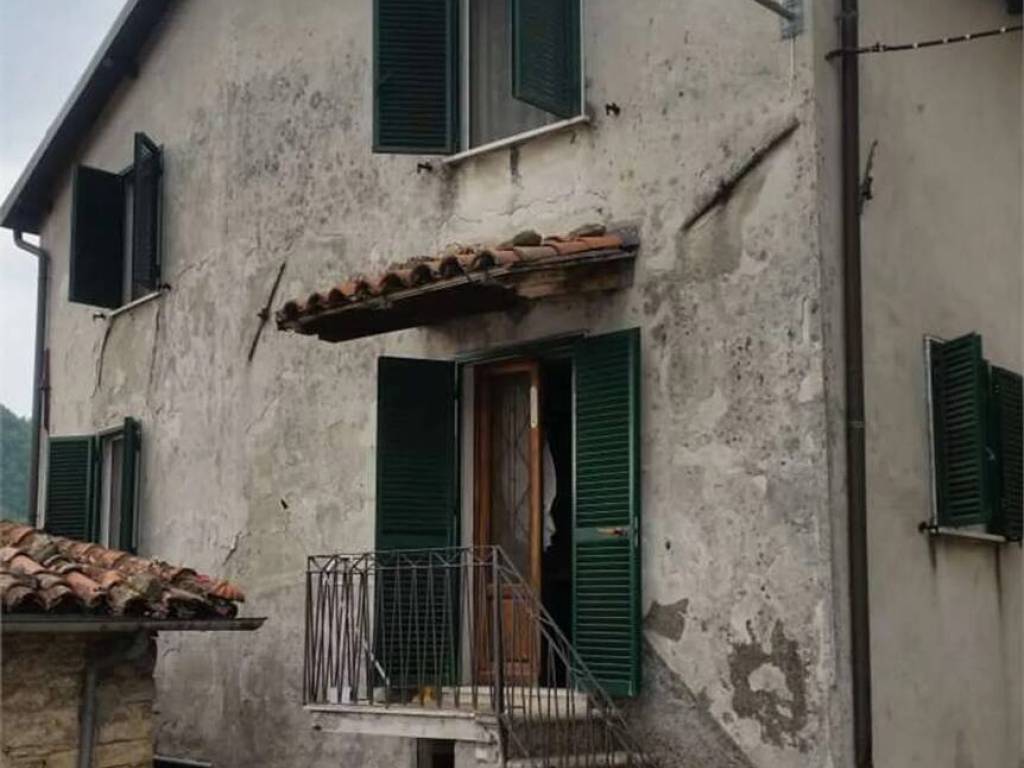 casa indipendente in vendita a Camporgiano in zona Puglianella