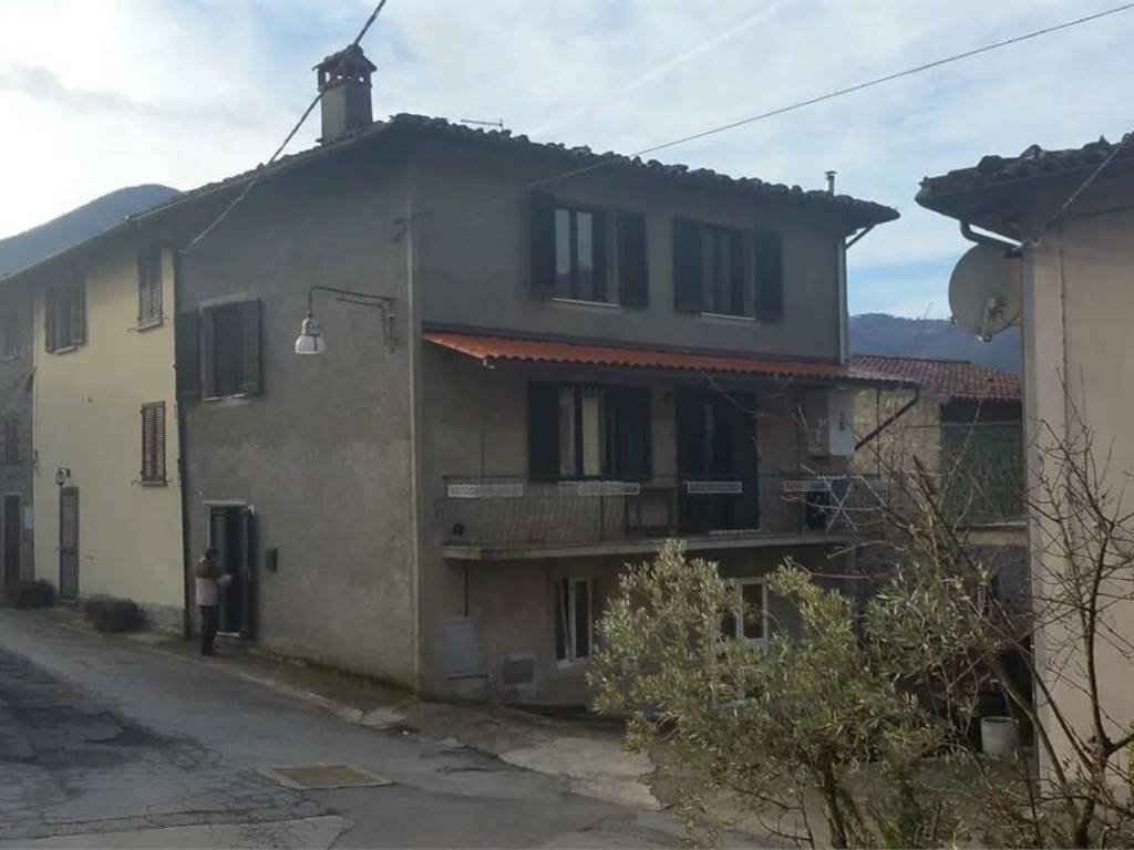 casa indipendente in vendita a Camporgiano