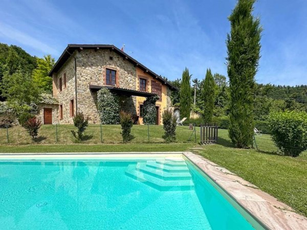 casa indipendente in vendita a Camporgiano