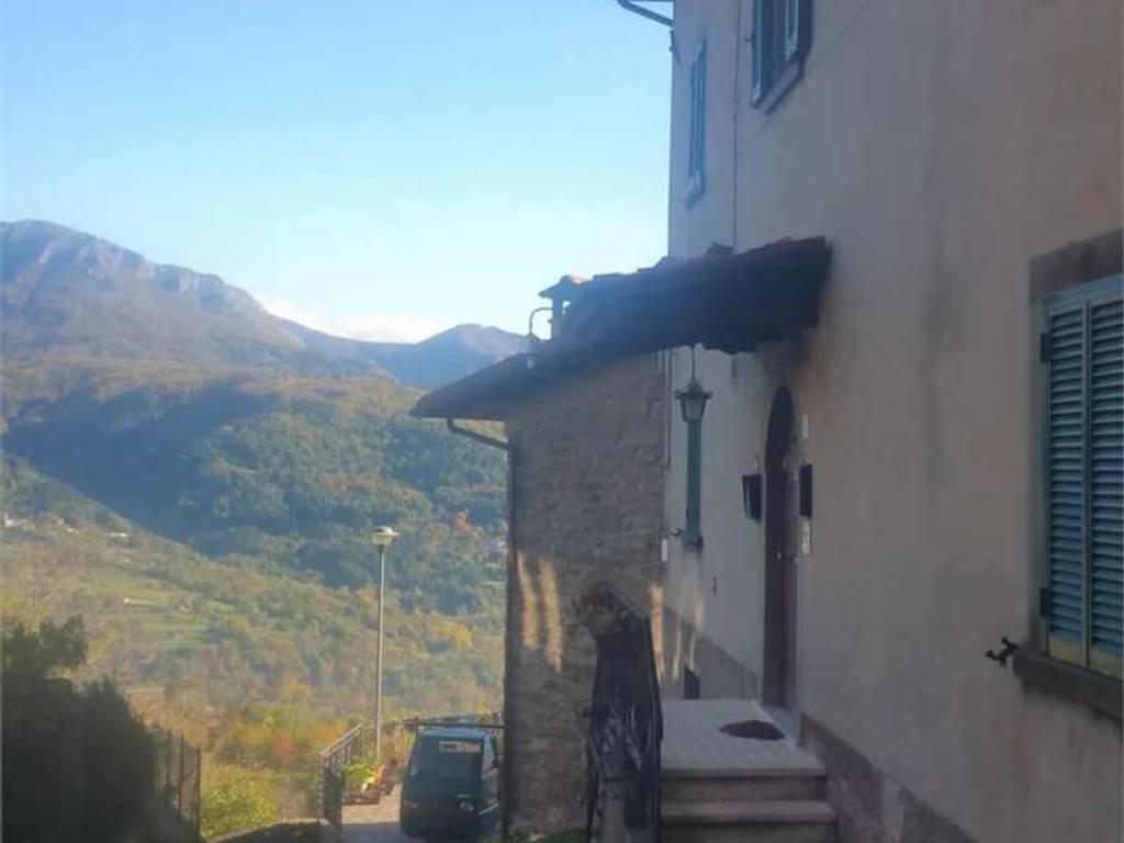 appartamento in vendita a Camporgiano in zona Vitoio