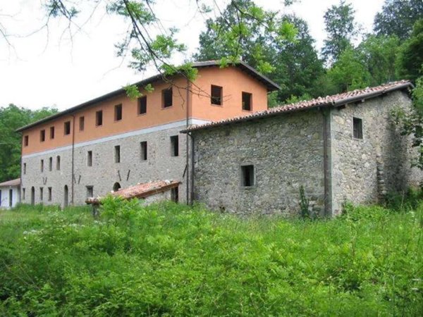 intera palazzina in vendita a Camporgiano