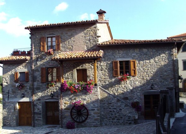 casa indipendente in vendita a Camporgiano in zona Poggio