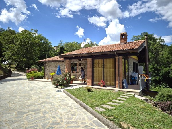casa indipendente in vendita a Camporgiano in zona Casatico