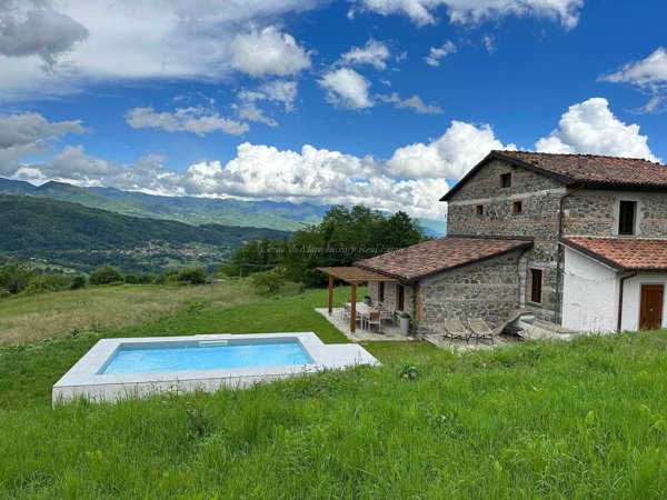 casa indipendente in vendita a Camporgiano in zona Casatico