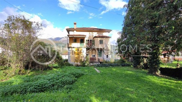 casa indipendente in vendita a Camporgiano