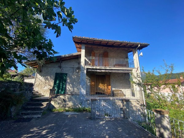 casa indipendente in vendita a Camporgiano