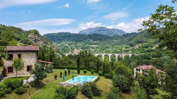 casale in vendita a Camporgiano