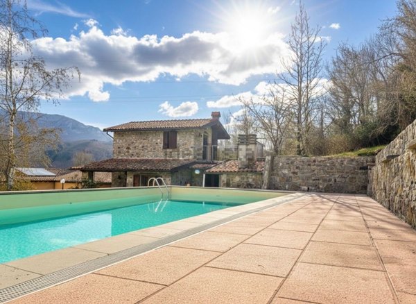 casa indipendente in vendita a Camporgiano