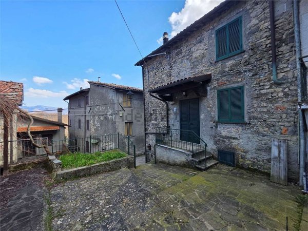 casa indipendente in vendita a Camporgiano in zona Puglianella