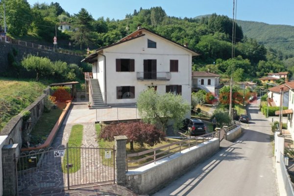 casa indipendente in vendita a Camporgiano in zona Poggio