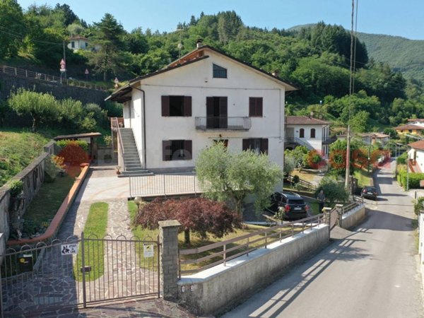 casa indipendente in vendita a Camporgiano in zona Poggio