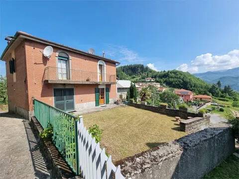 casa indipendente in vendita a Camporgiano in zona Casatico