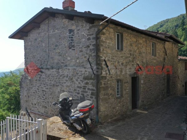 casa indipendente in vendita a Camporgiano in zona Casatico