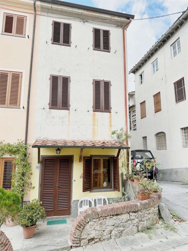 casa semindipendente in vendita a Capannori in zona Segromigno in Monte