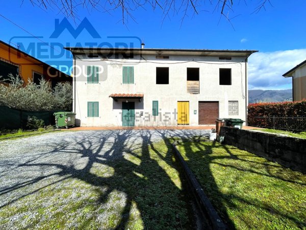 esavano in vendita a Capannori in zona Marlia